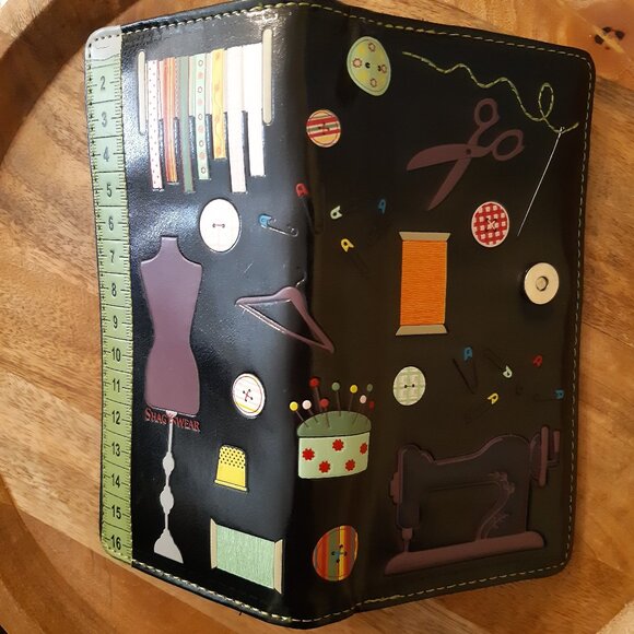*NWOT Shag Wear Oh Sew Chic Sewing Machine Button Black Wallet Magnetic Snap - Picture 3 of 5